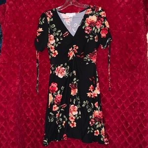 Short floral dress with adjustable sleeves